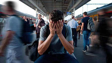 Мужчина закрыл лицо руками из за страха